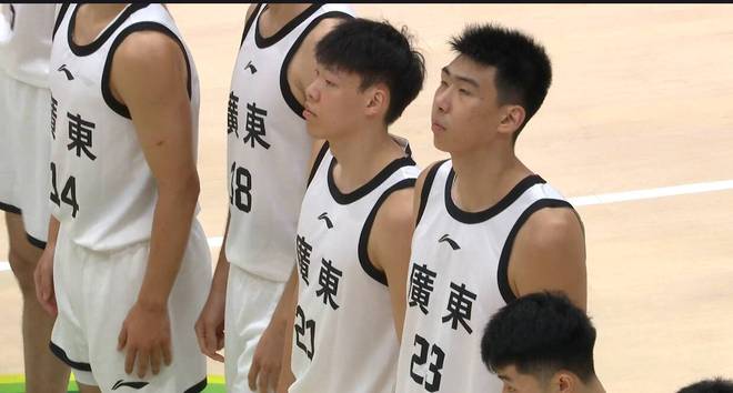 广东男篮爆发内讧！21岁小将和杜锋激烈争吵，球队最终惨遭逆转