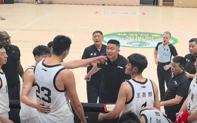 矛盾爆发！广东小将公开反抗杜锋，场边争吵不断，杜润旺果断出手