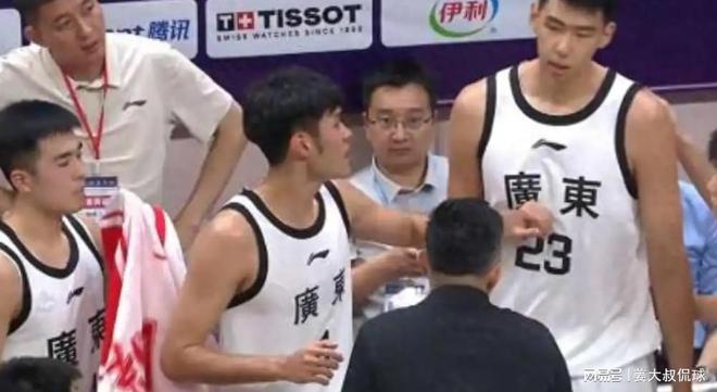 团结杯上不团结，广东队内讧徐昕与杜锋对骂，后者被队友推开