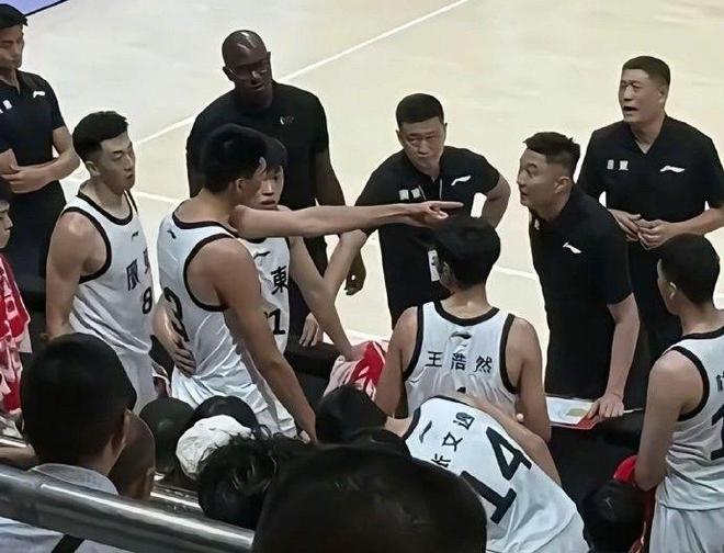 媒体人：教练出口成脏何时休？以前球员被骂习惯了可00后不惯着敢直接回喷