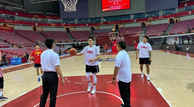 媒体人：徐杰将顶替赵睿出战今晚男篮热身赛，张宁、刘礼嘉缺席