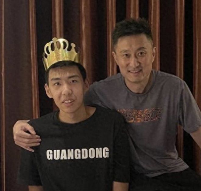 杜锋骂人全回放！外籍裁判看呆，助教愣住，广东高层表情意味深长