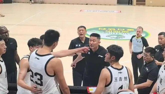 徐昕与杜锋爆发冲突后被队友劝离，你认为徐昕在广东男篮还能重获恩师信任吗？