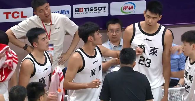 团结杯不团结！球迷还原广东内讧真相，杜锋暂停只骂人，不讲战术
