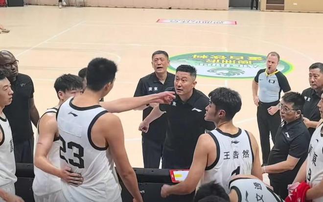 徐昕和杜锋冲突？昨日团结杯暂停两人正面对峙 后被队友推开