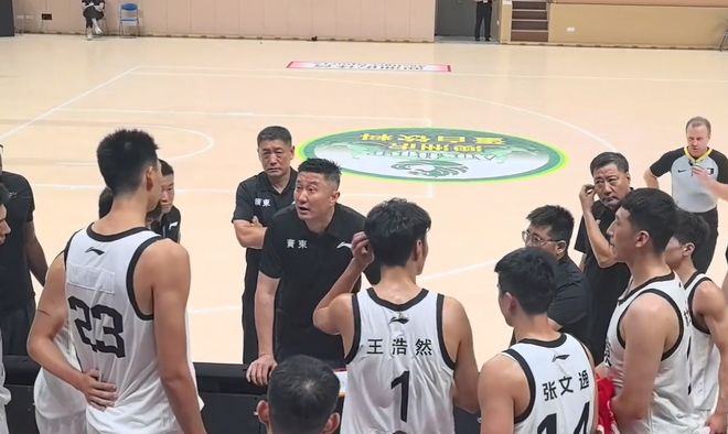 手指着杜锋回击！赛后，徐昕主动向杜锋道歉