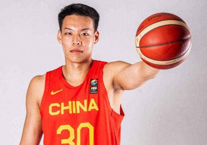 刘礼嘉今日离开球队，将以14人前往沙特，难道周琦要缺席亚洲杯？