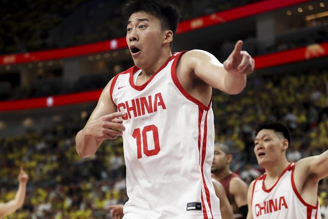 北青：中国男篮外线命中率明显提升，王俊杰是本次热身赛最大发现