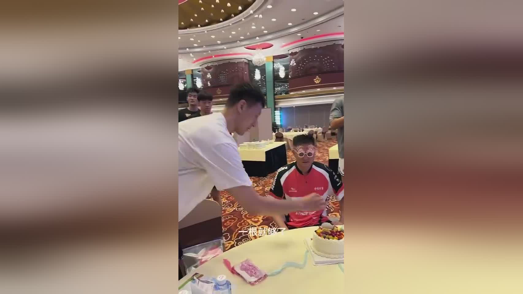 广东为杜锋唱生日歌 徐昕面色不善试图提前离场被拽回！