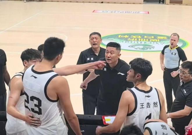 广东男篮内讧仍在？全队为杜锋唱生日歌，徐昕试图离开被队友拉回