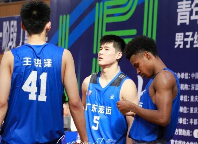 轰36分加冕得分王！中国男篮又一19岁混血新星崛起：广东未来希望