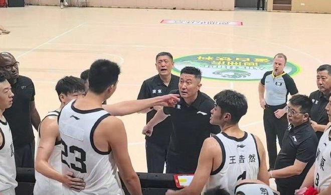 真和解了吗？广东队为杜锋庆生时徐昕一度要离开，最终两人握手言和