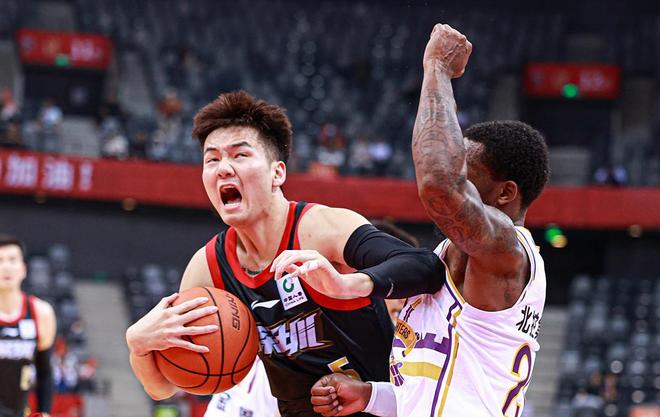 深圳队长续约两年，四川送CBA榜眼3年合同，北控找到替补后卫