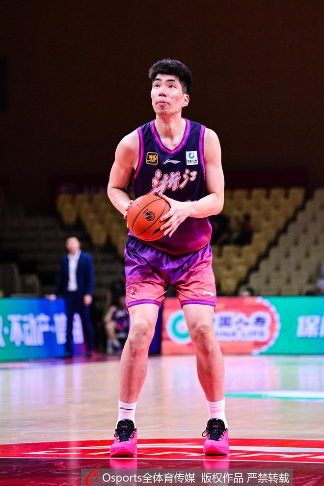 Respect！余嘉豪在毕尔巴鄂队月薪仅2000欧元 若留CBA年薪600万