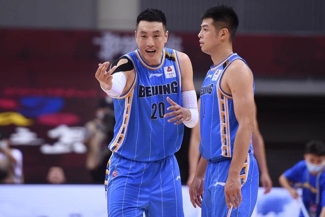 记者：北京男篮与队长翟晓川续约2年，与副队长方硕续约1年