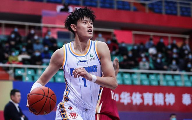 CBA不行了？4名顶尖球员留洋，曾凡博带伤签约篮网，林葳拒绝回来