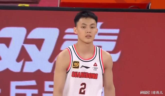 广东队的内线老大！“加强版胡金秋”正式崛起，杜锋直接给出首发