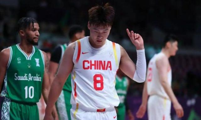 中国男篮险胜沙特，赵睿胡金秋成中流砥柱，杜锋爱将发挥惨不忍睹