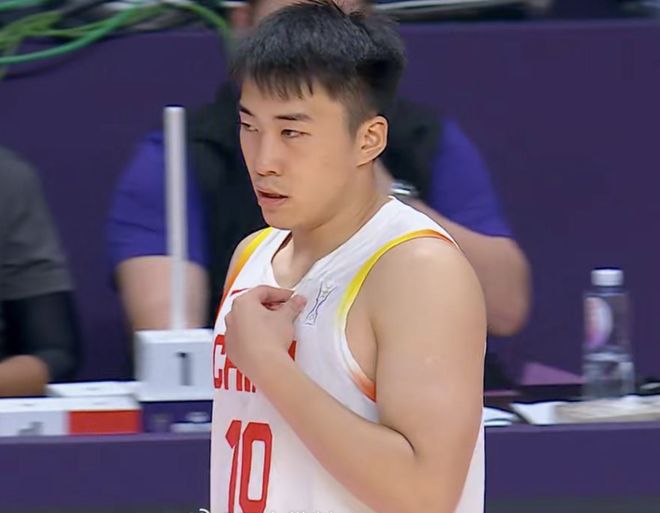 打得越好越不让上！郭士强打压王俊杰，第四节弃用20岁男篮小詹皇