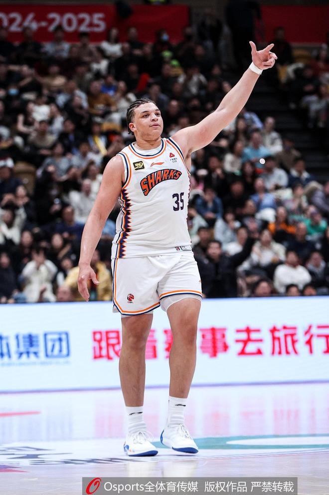媒体人：上海已与洛夫顿完成续约 后者下赛季年薪将达七位数美元