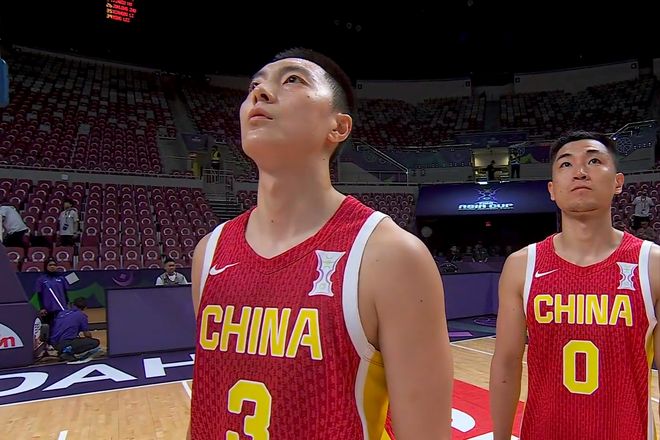 中国男篮：胡明轩爆发5记三分，替补奇兵17分，王俊杰首发5中5