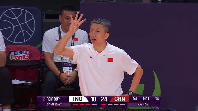郭士强听劝了，中国男篮锋线从被弃用到首发 余嘉豪太软 篮下6中2