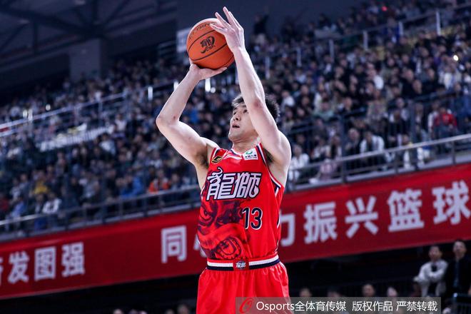 好久不见郭艾伦现身CBA夏季联赛启东站 并进行简单投篮