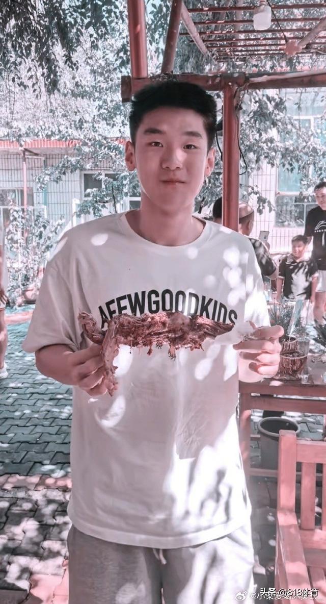 局气!杜锋回新疆老家请宏远全队烤全羊,奖励18岁王洪泽最大的羊腿