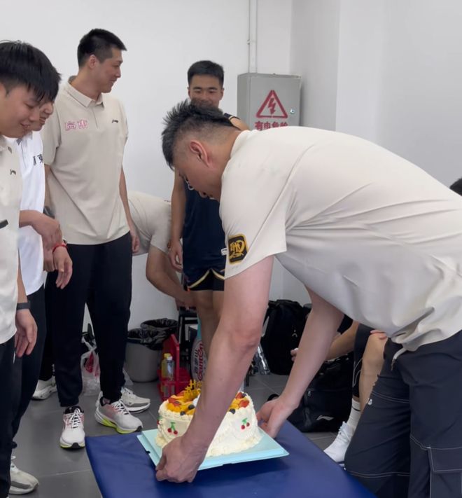 广东给张文逸庆生！更衣室简陋但氛围极佳，杜润旺搞怪，杜锋叮嘱