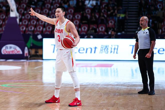 中国男篮17-0梦幻开局！王俊杰上演金鸡独立，替补集体低迷埋隐患