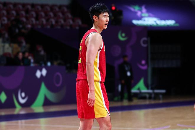 男篮大胜难掩两人低迷！一将首发到冷板凳，2米20高塔成防守漏勺