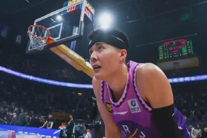 朱松玮11中1，张文逸三分暴走，广东队大胜36分徐昕离队