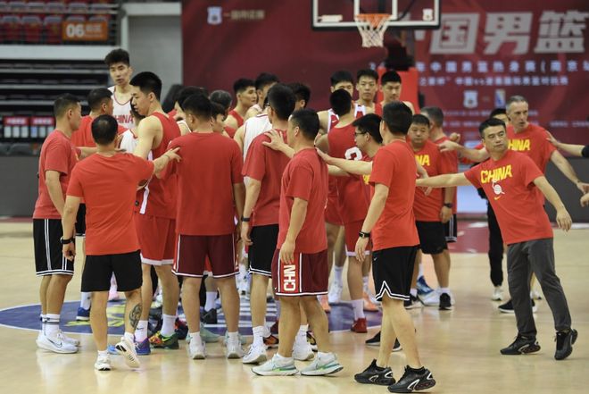 韩国33分狂胜决战中国队！男篮却笑纳2大礼包，郭士强必带队大胜