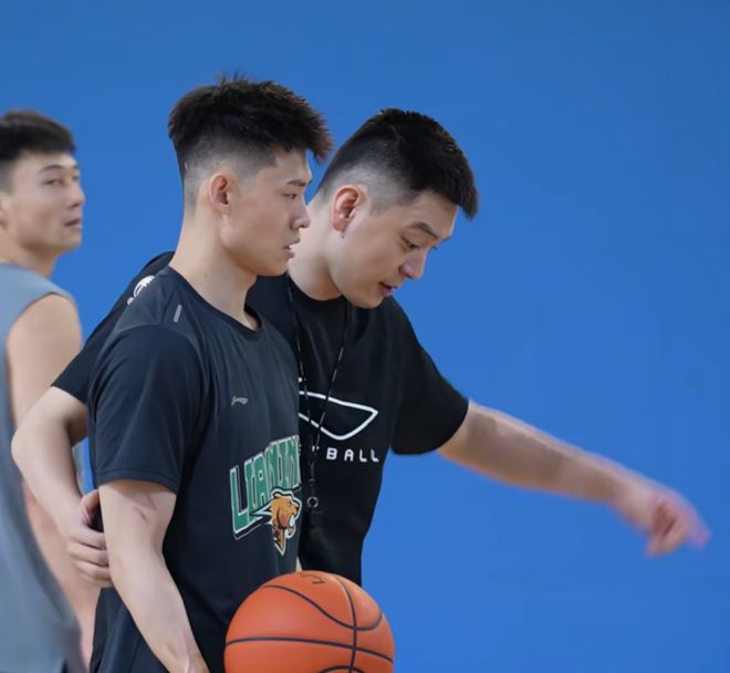 辽宁更训练！张峻豪在队，杨鸣指导跑位，乌戈开小课，刘志轩监督