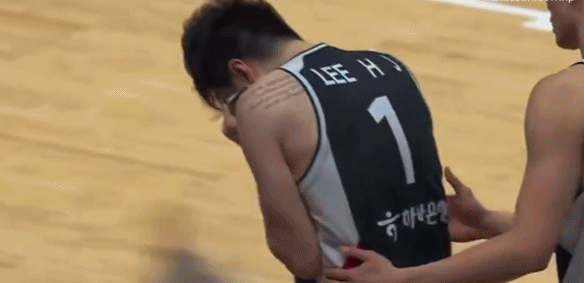 被中国男篮打哭了韩国核心李贤重捂脸痛哭 空砍22分7板4助2断