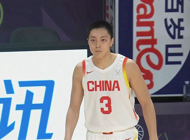 中国男篮险胜韩国！4人优秀1人崩盘，胡金秋血洒赛场，胡明轩最差