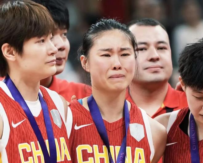 泪目！中国女篮95黄金一代集体告别？李梦杨力维王思雨全缺席集训