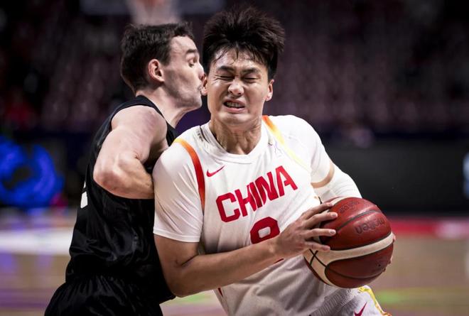CCTV5直播！中国男篮VS澳大利亚争冠之战，赵睿渴望创造奇迹