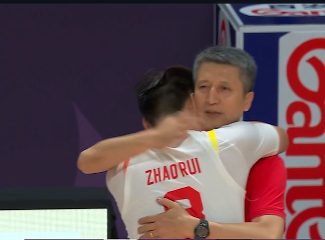 中国男篮晋级决赛！赵睿哭了，郭士强给他一个拥抱