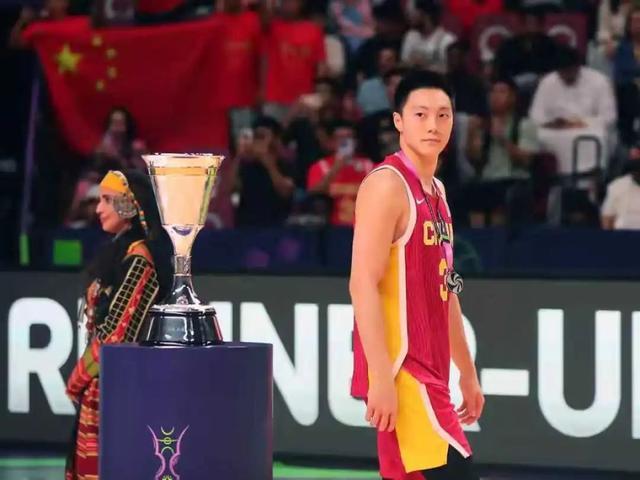 中国篮球名宿郑海霞致敬中国男篮：拼尽全力的身影，刻进球迷的记忆，这是永恒的胜利！