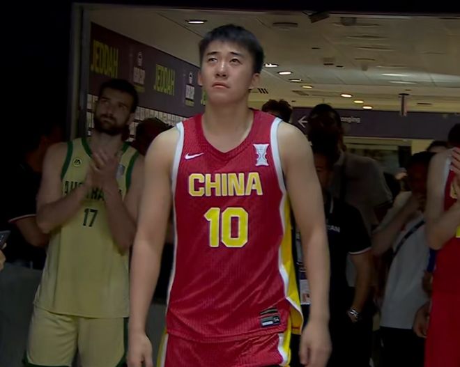 动容了！下半场持续打铁，王俊杰赛后哭红眼，但他已成男篮未来！