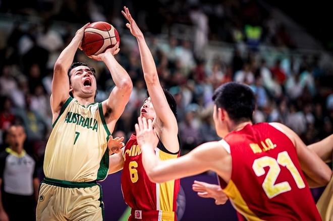 89-90，中国男篮获得银牌！胡明轩绝杀失败，男篮仍是心中的冠军