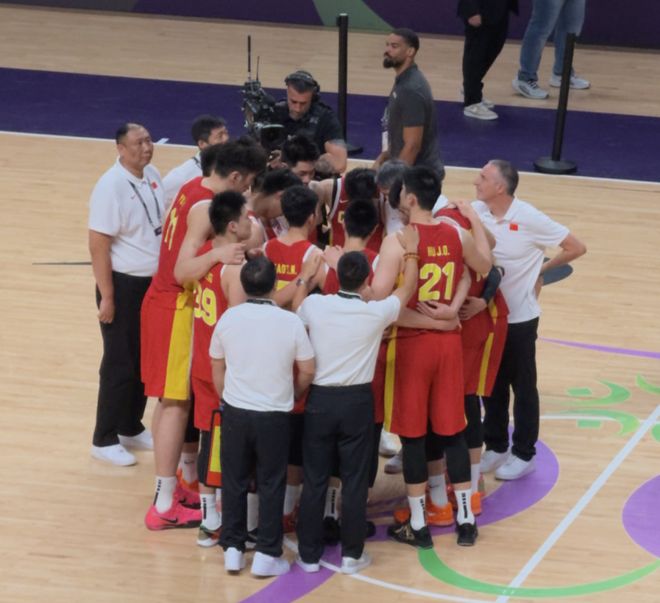 胡明轩26分错失大奖！王俊杰胡金秋含泪领奖！男篮输球却昂首离开