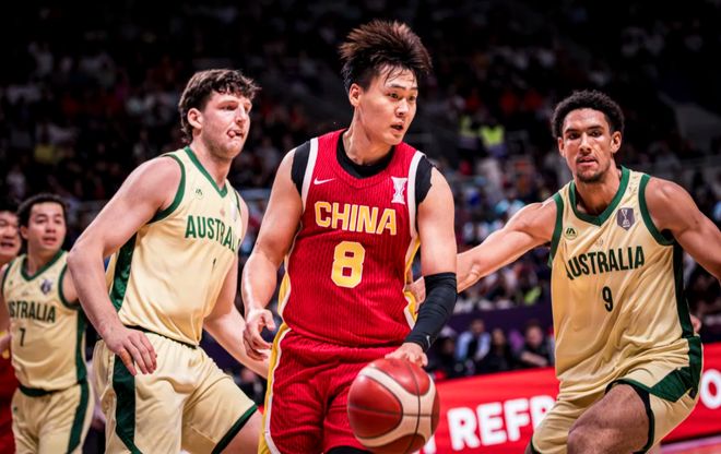 入选最佳阵容！中国男篮新核心泪洒赛场，雷蒙三分球绝杀不中被批