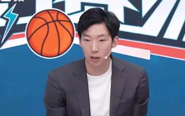 球迷大怒：男篮三军用命却被周琦泼冷水，还是郭艾伦有自知之明