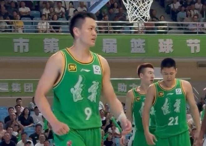 辽宁男篮热身赛90比79击败美国TBT阿肯色州队 姜宇星得到10分