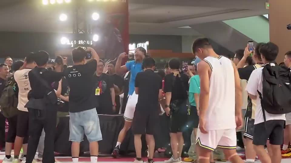 CBA扣篮王万磊在戈登中国行活动现场复刻他的世纪坐扣