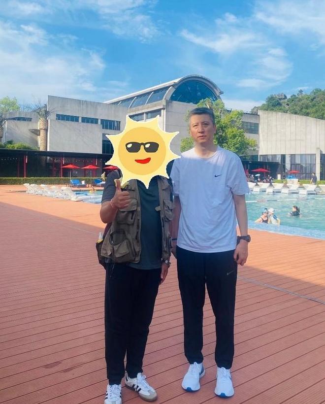 难得休闲时光！网友在广西桂林偶遇郭士强休假