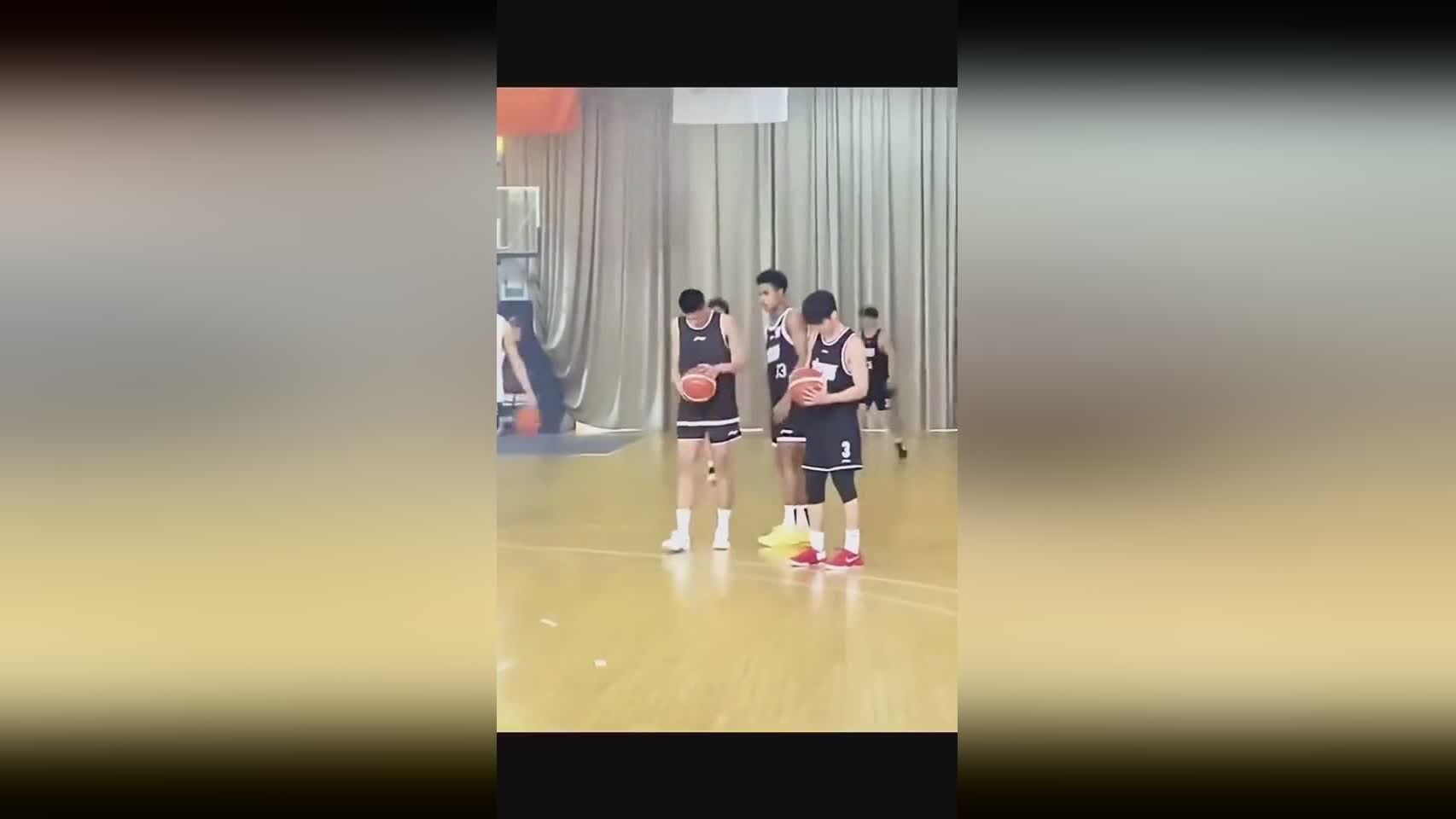 探长：彰华非现身广州龙狮俱乐部基地 身穿队服参与训练
