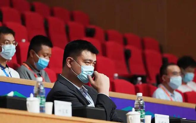 中国篮球逐渐步入正轨！姚明栽树制定好政策，现任主席选对教练！